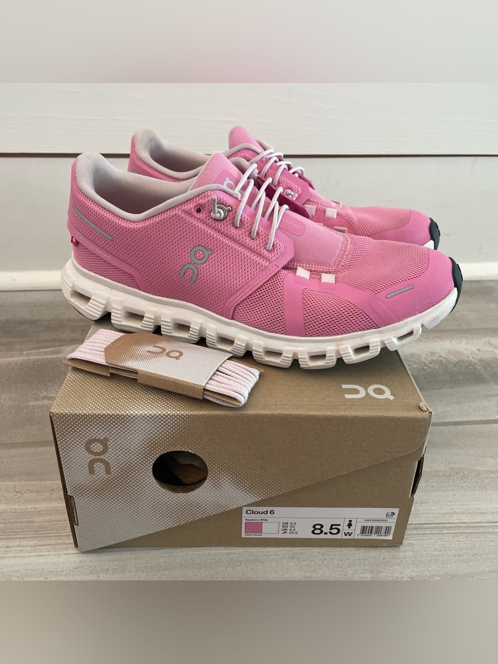 On Running Women's Cloud 6 Raspberry/White Women’s 8.5 Tennis Shoes